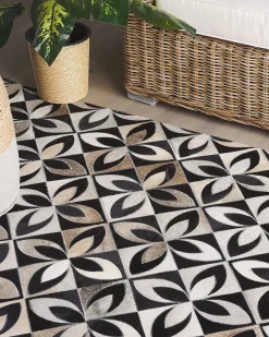 Outlet Beliani Tappeto ISHAN Multicolore 140 x 200 cm Pelle naturale Bianco Marrone Nero Multicolore