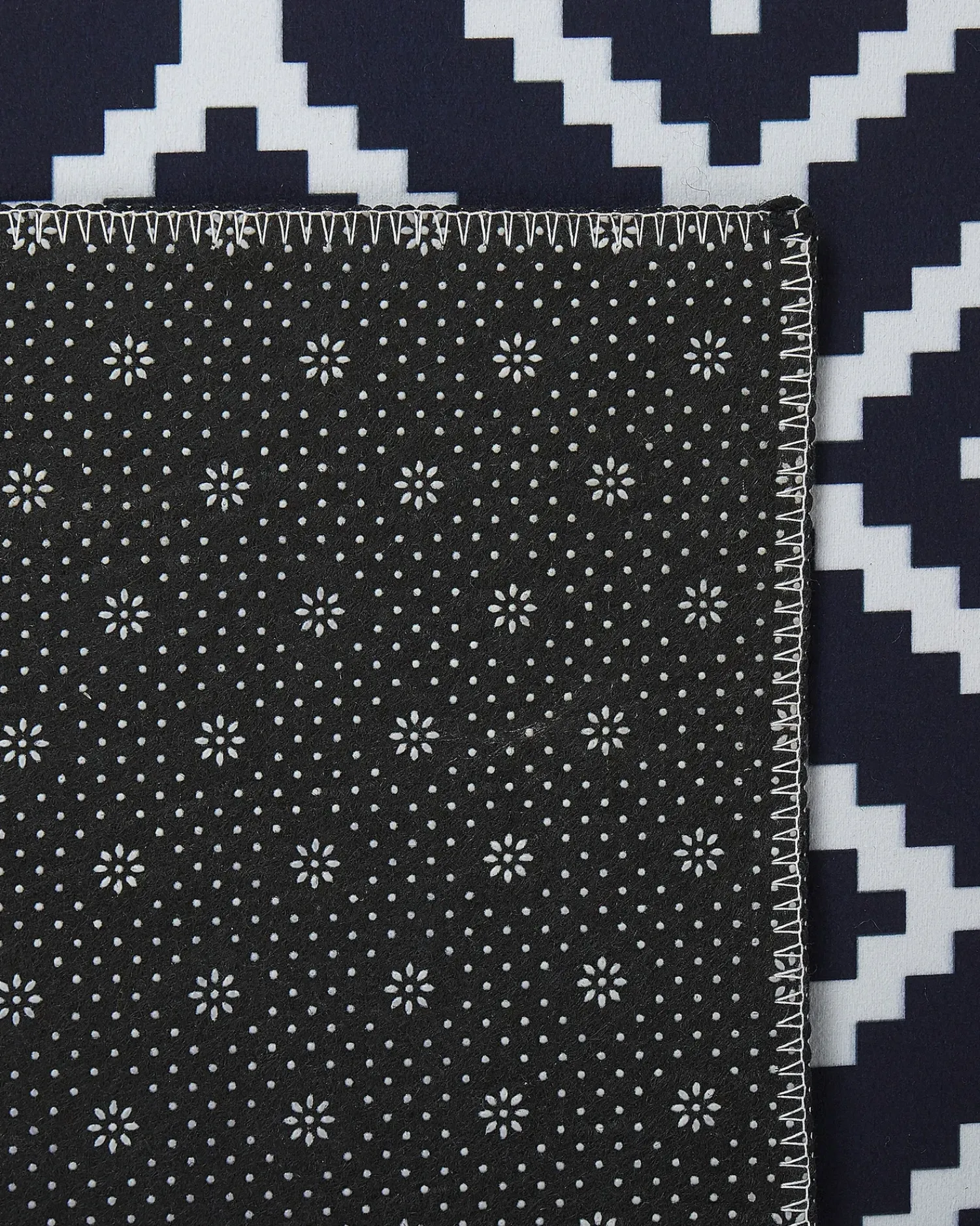 Hot Beliani Tappeto KARUNGAL Nero 60 x 200 cm Bianco Nero