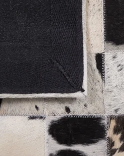 Sale Beliani Tappeto KEMAH Nero 140 x 200 cm Pelle naturale Bianco Nero
