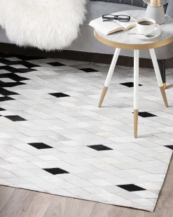 Outlet Beliani Tappeto MALDAN Nero Pelle naturale Beige Bianco Nero