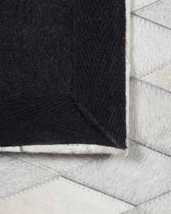 Outlet Beliani Tappeto MALDAN Nero Pelle naturale Beige Bianco Nero