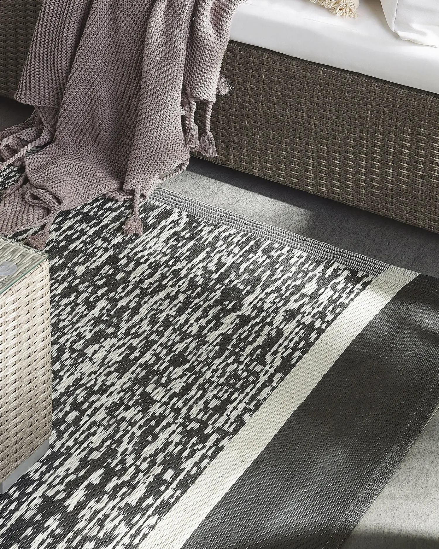 New Beliani Tappeto per esterni BALLARI Nero 120 x 180 cm Bianco Nero