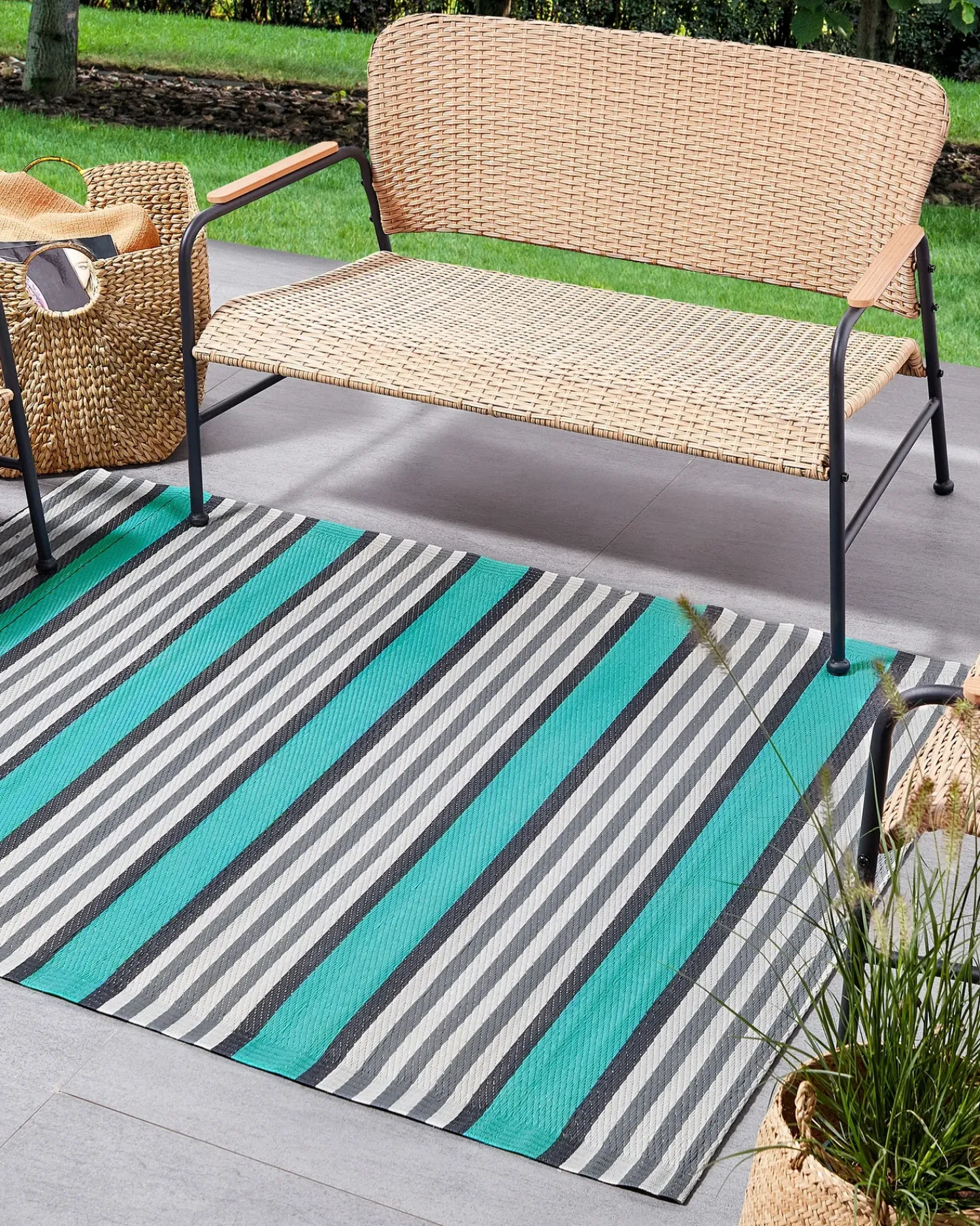 Outlet Beliani Tappeto per esterni SAUGOR Turchese 120 x 180 cm Bianco Blu Grigio Nero