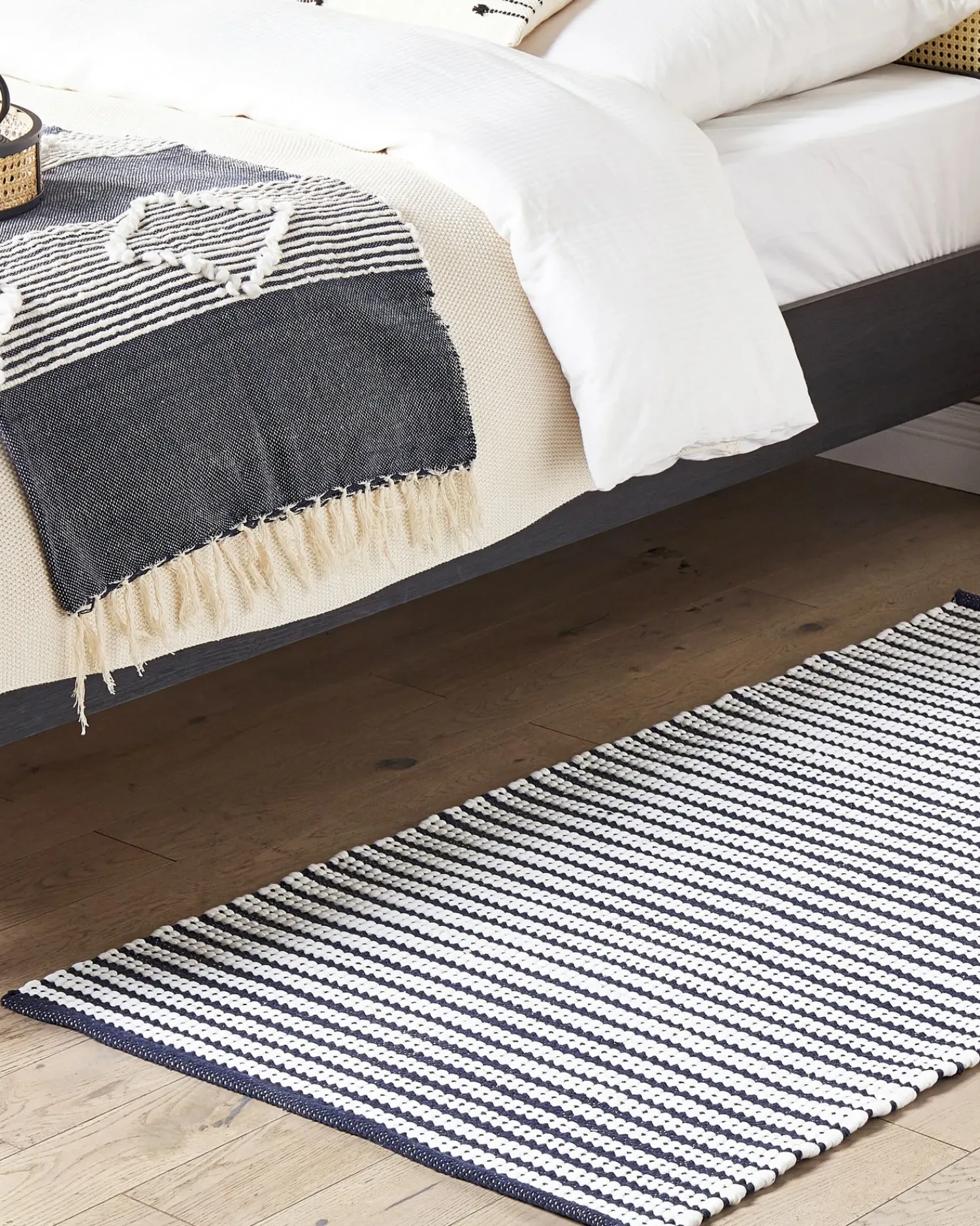 Online Beliani Tappeto SOFULU Blu marino 80 x 150 cm Cotone Bianco Blu