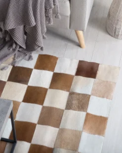 Beliani Tappeto SOLMAZ Beige 140 x 200 cm Pelle naturale Beige Marrone