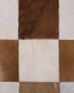 Beliani Tappeto SOLMAZ Beige 140 x 200 cm Pelle naturale Beige Marrone
