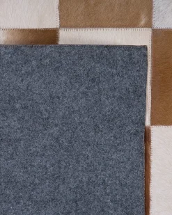 Beliani Tappeto SOLMAZ Beige 140 x 200 cm Pelle naturale Beige Marrone