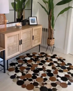 Outlet Beliani Tappeto SORGUN Marrone dorato ø 140 cm Pelle naturale Beige Marrone Nero