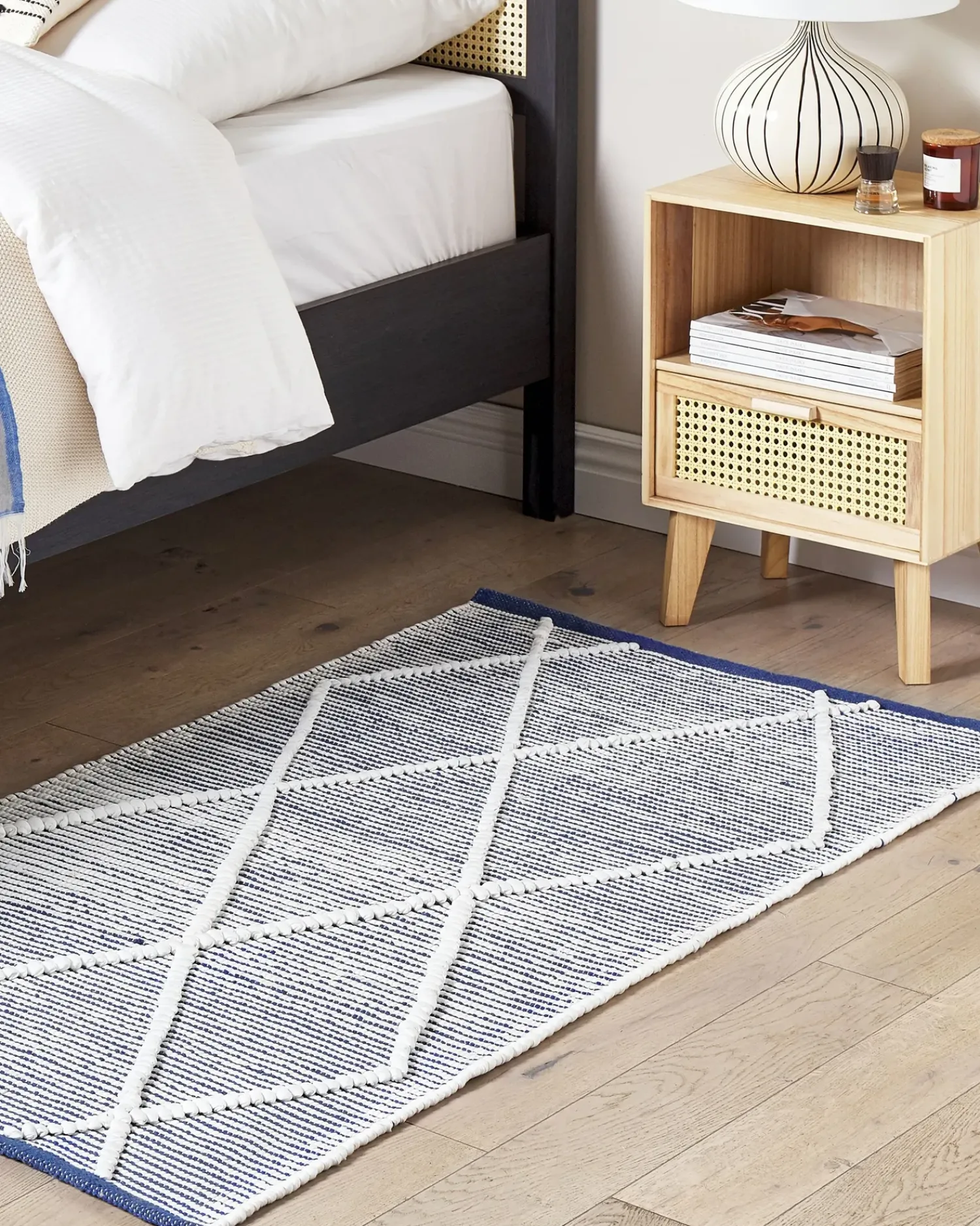 Sale Beliani Tappeto SYNOPA Blu 80 x 150 cm Cotone Bianco Blu