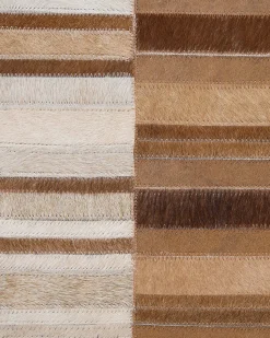Outlet Beliani Tappeto YAGDA Beige 140 x 200 cm Pelle naturale Beige Marrone
