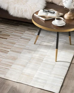 Outlet Beliani Tappeto YAGDA Beige 140 x 200 cm Pelle naturale Beige Marrone