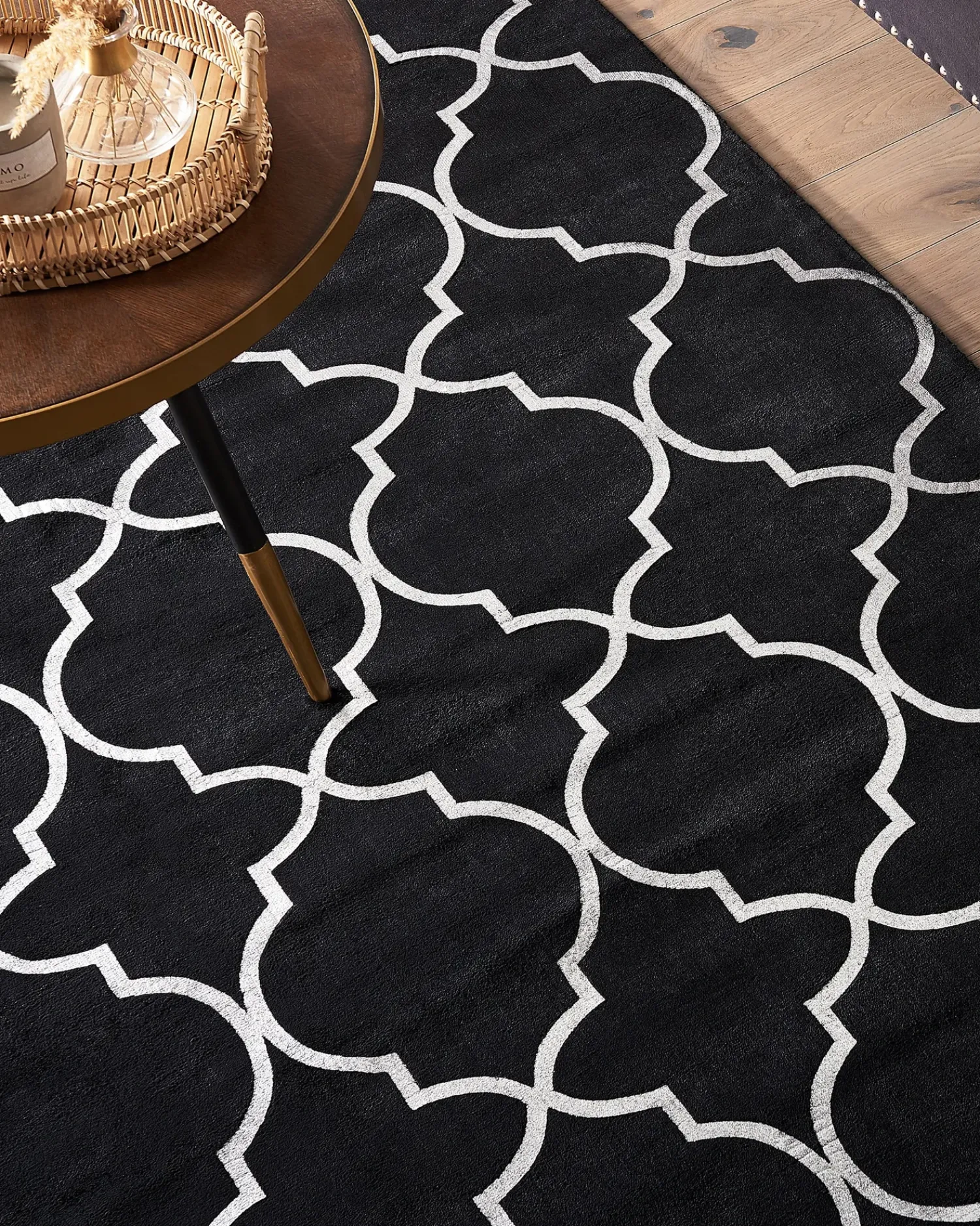 Sale Beliani Tappeto YELKI Nero 140 x 200 cm Viscosa Argento Nero