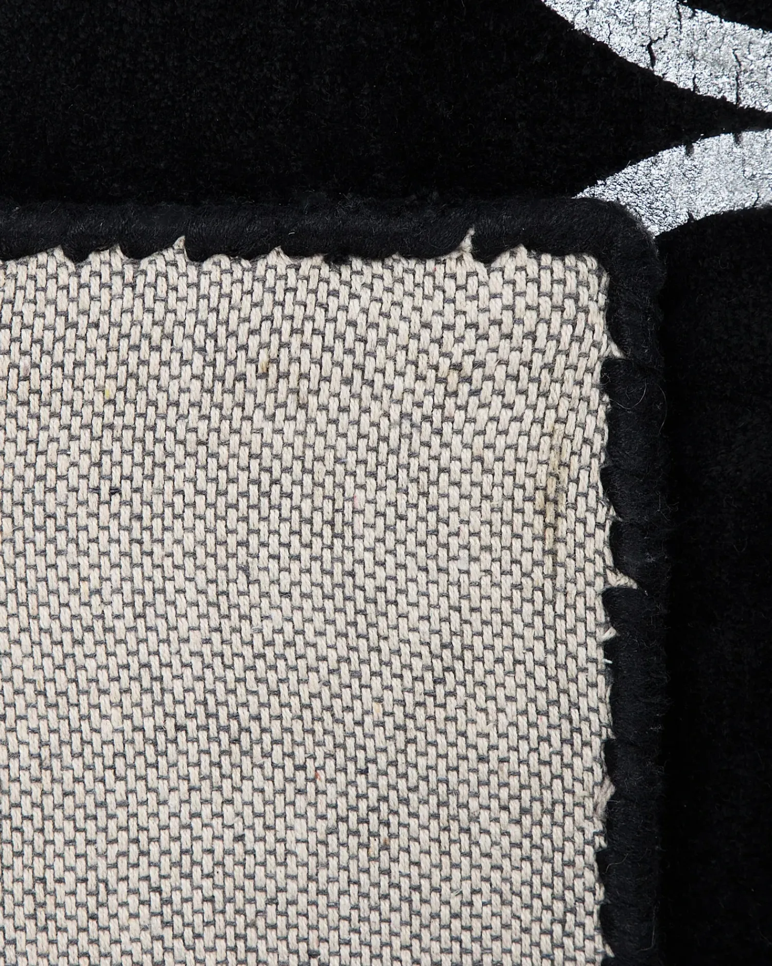 Sale Beliani Tappeto YELKI Nero 140 x 200 cm Viscosa Argento Nero