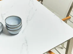 Beliani Tavolo da pranzo da giardino COSOLETO 180 cm 90 cm Effetto marmo Vetro Bianco Bianco Argento