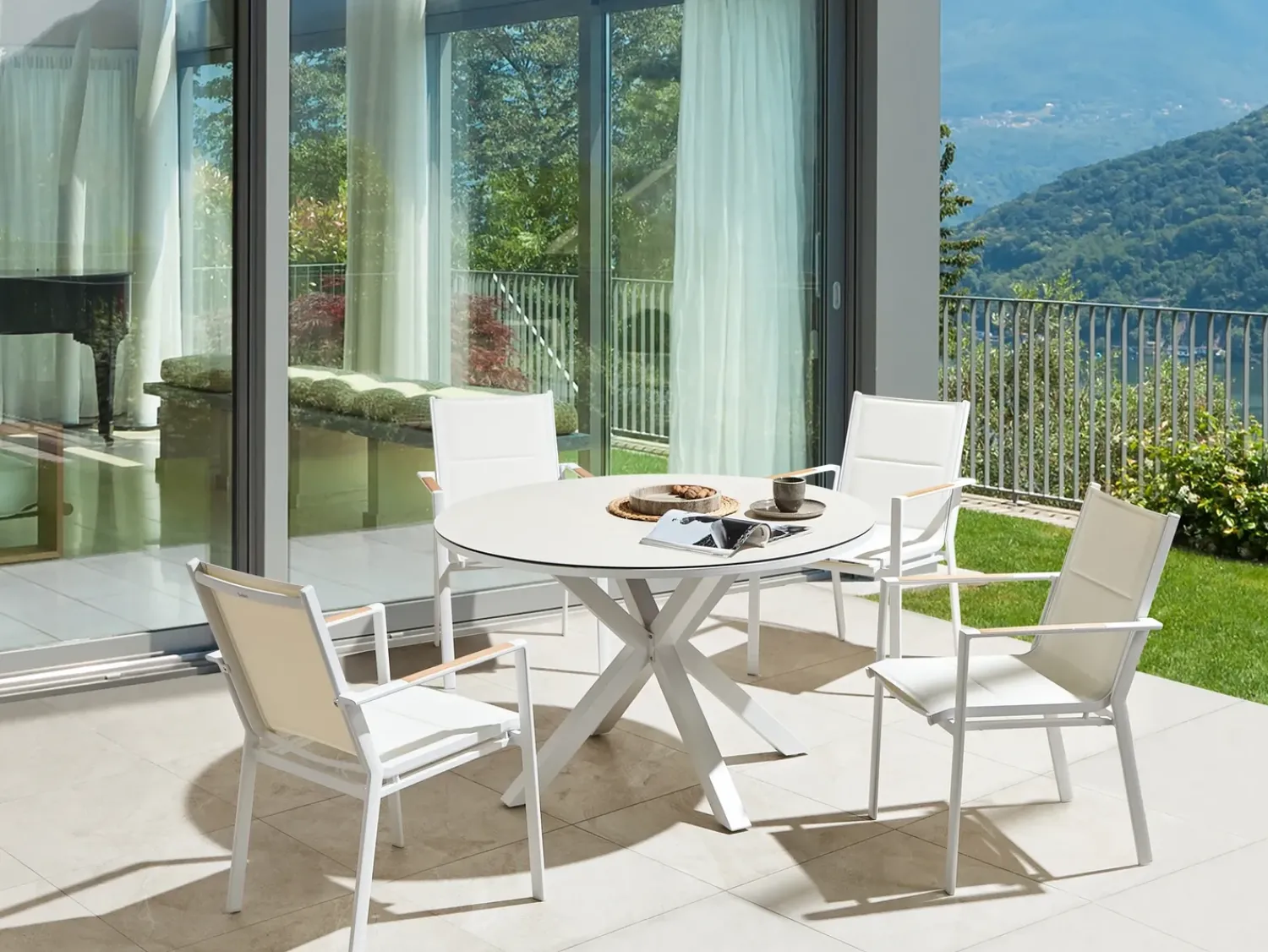 Clearance Beliani Tavolo da pranzo da giardino MALETTO 120 cm 120 cm Vetro Tortora Bianco Beige Grigio