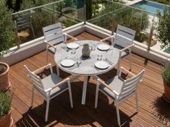 Clearance Beliani Tavolo da pranzo da giardino MALETTO 120 cm 120 cm Vetro Grigio scuro Bianco Grigio