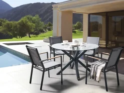 Clearance Beliani Tavolo da pranzo da giardino MALETTO 120 cm 120 cm Vetro Nero Trasparente Nero