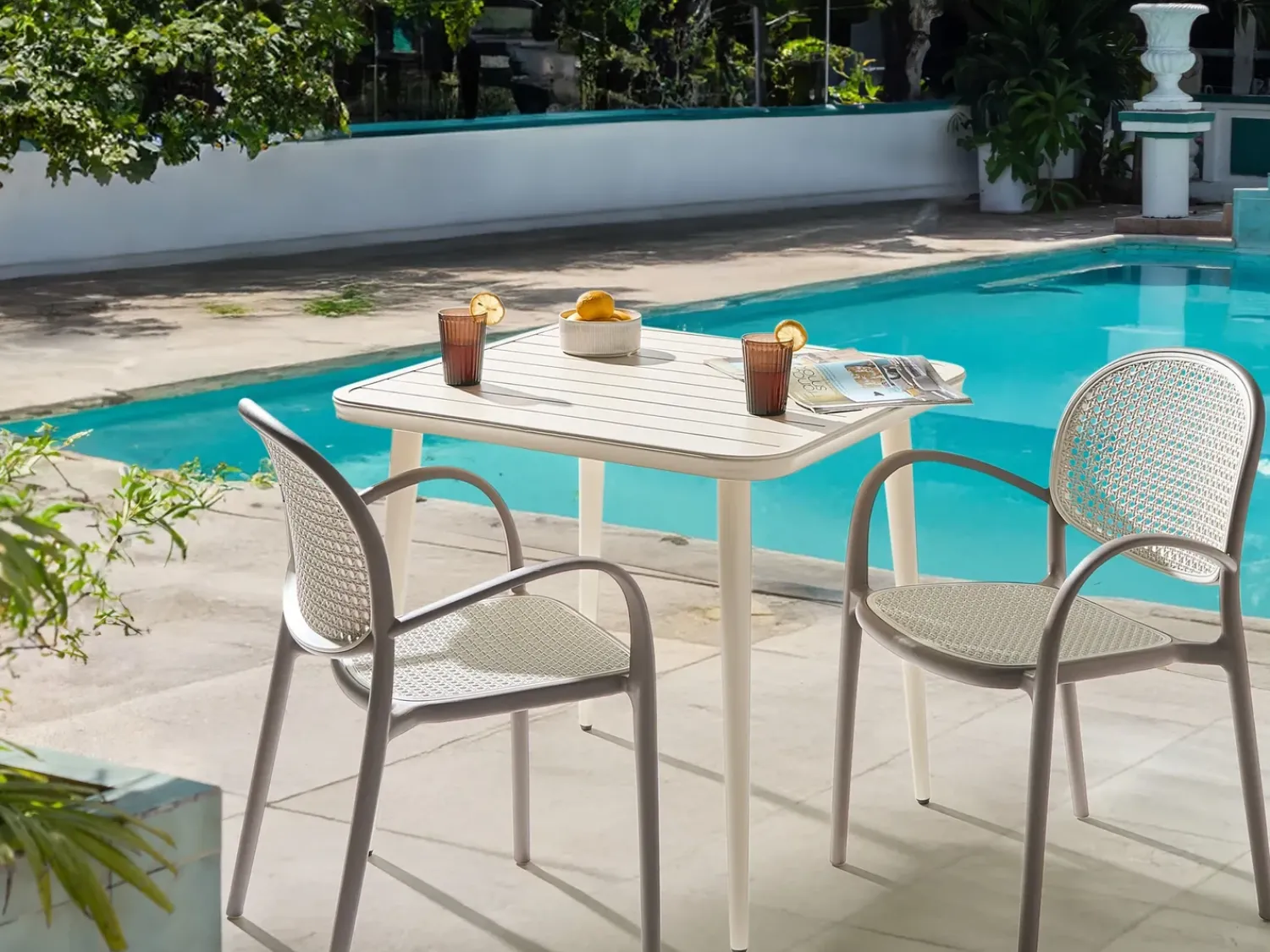 Outlet Beliani Tavolo da pranzo da giardino NATURNO 80 cm 80 cm Metallo chiaro Beige