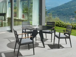 Discount Beliani Tavolo da pranzo da giardino OLMETTO 83 cm 110 cm Vetro Nero
