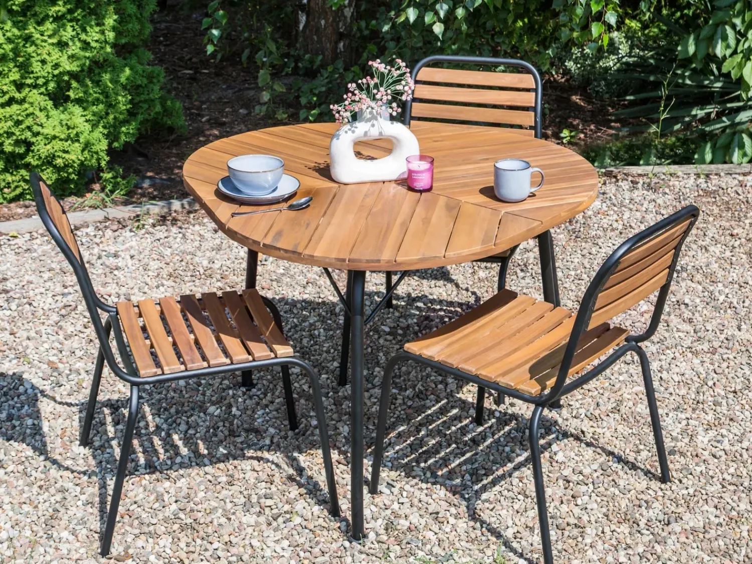 Beliani Tavolo da pranzo da giardino VARENNA 106 cm 103 cm Legno d'acacia Marrone Marrone Nero