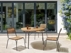 Beliani Tavolo da pranzo da giardino VARENNA 106 cm 103 cm Legno d'acacia Marrone Marrone Nero