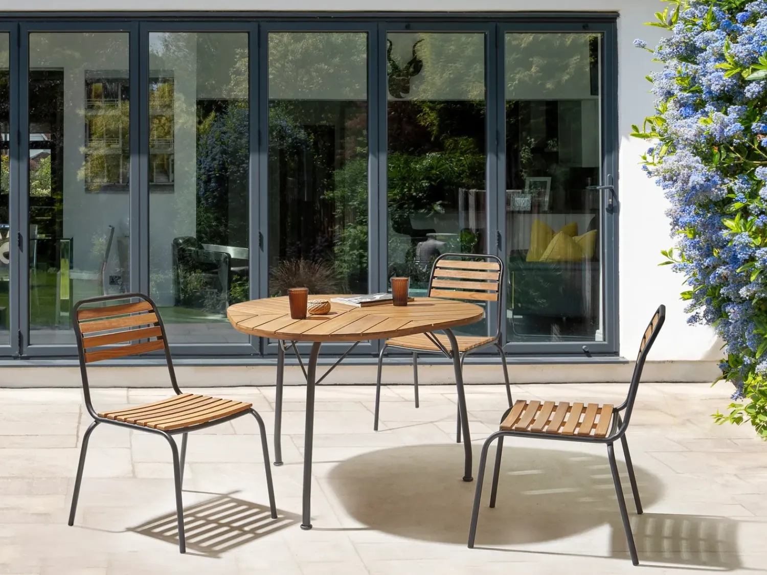 Beliani Tavolo da pranzo da giardino VARENNA 106 cm 103 cm Legno d'acacia Marrone Marrone Nero