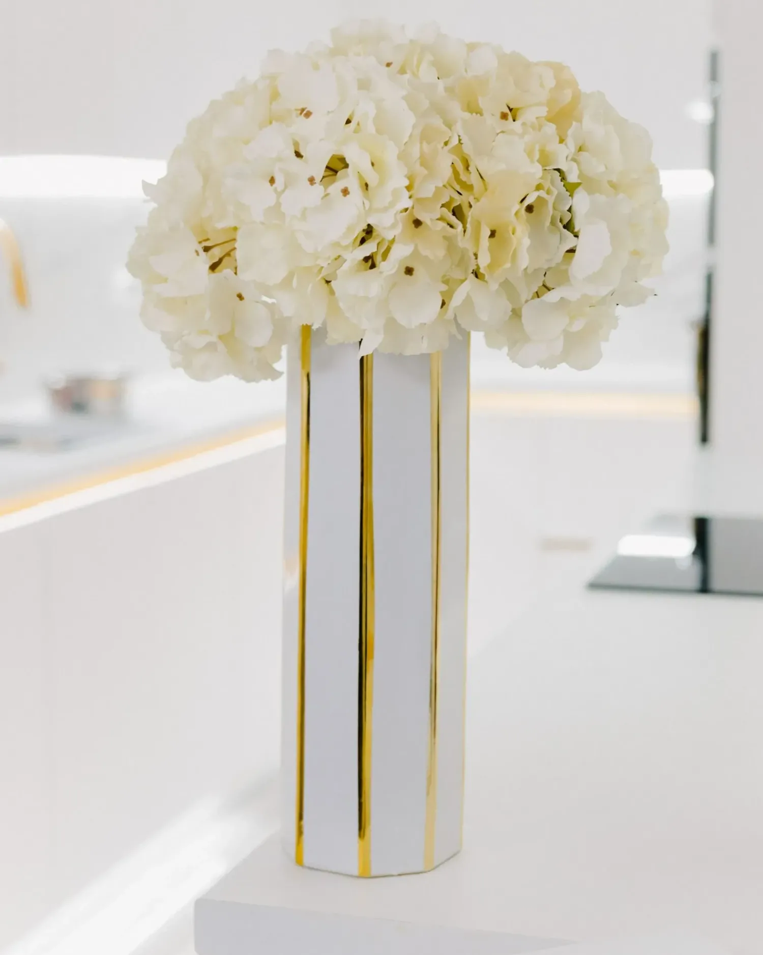 Outlet Beliani Vaso da fiori ESTELLA Ceramica 40 cm Bianco Bianco Oro
