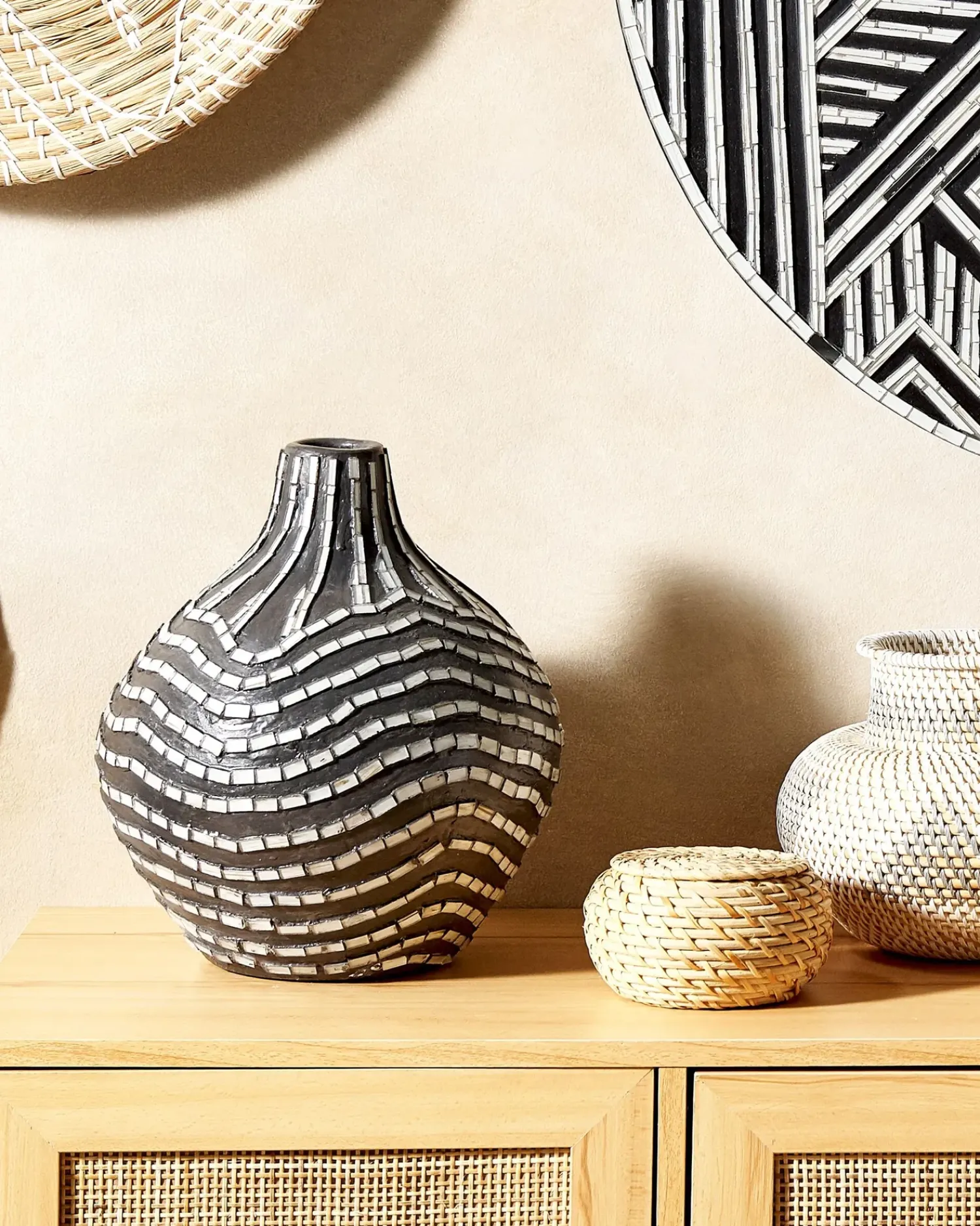 Clearance Beliani Vaso decorativo KUALU Ceramica 35 cm Nero Bianco Nero