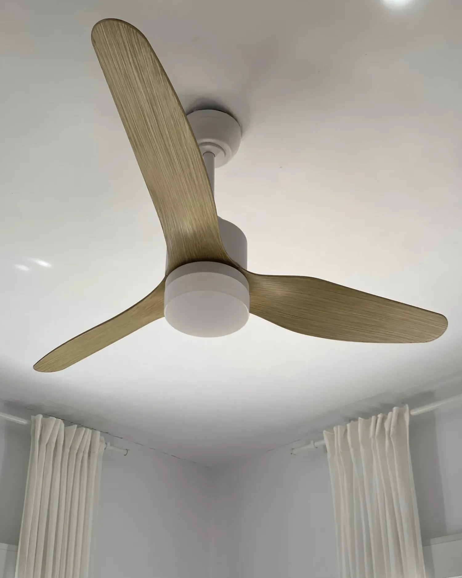 Clearance Beliani Ventilatore a soffitto con luce ANDERSON con telecomando LED Marrone chiaro Bianco Marrone