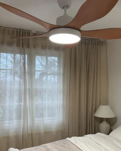 Discount Beliani Ventilatore a soffitto con luce BARBET con telecomando LED Marrone chiaro Bianco Marrone